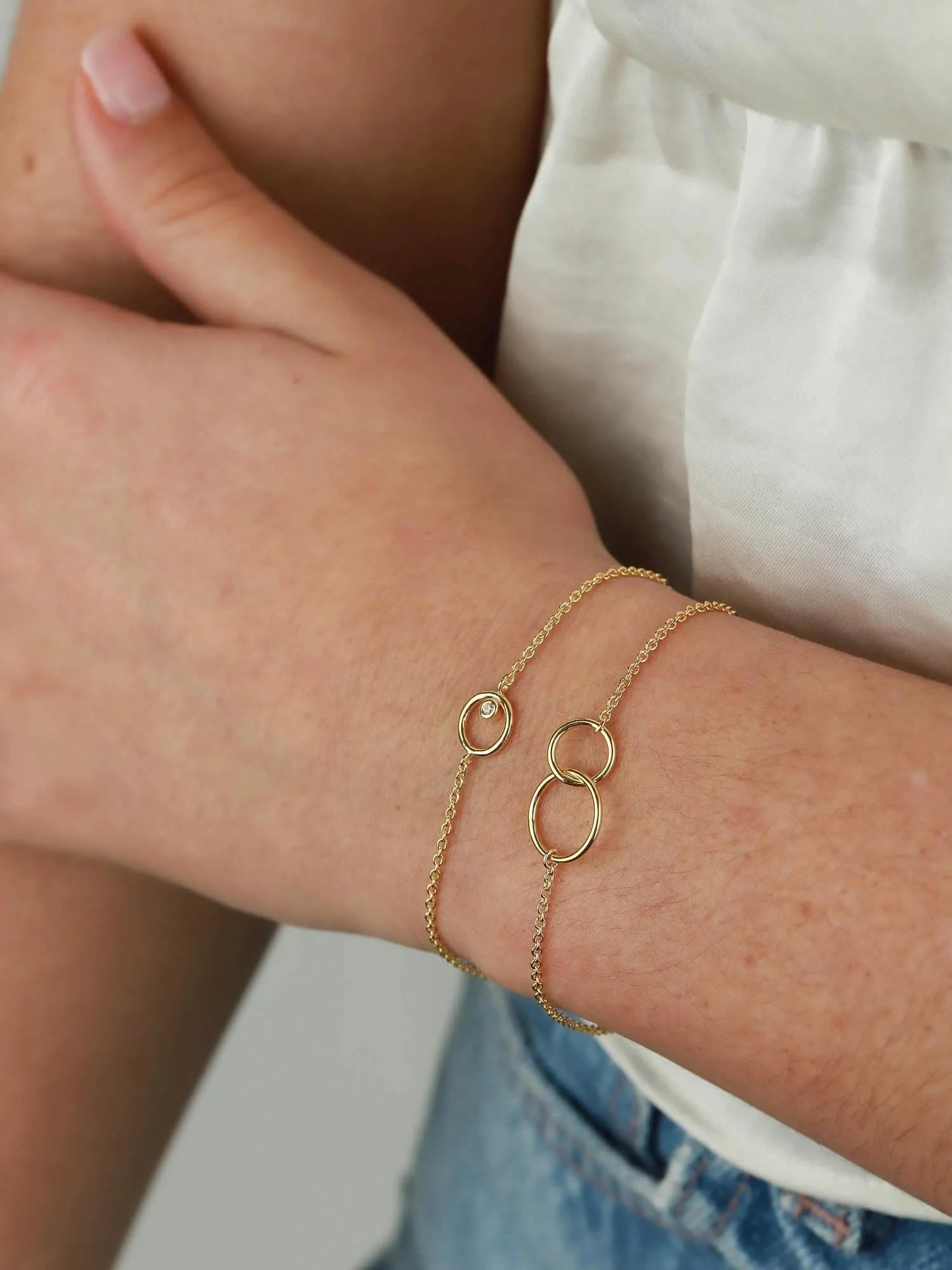 Interlocking Circle Bracelet - Image 4